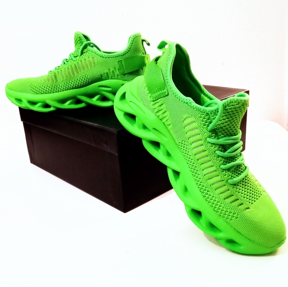 NWT NIB🎁FREE GIFT INCLUDED Sneakers Stretch Knit Upper Texture Rubber Outsole - Picture 3 of 10